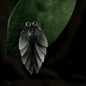 Unikaalne putuka-pross tiigrisilmaga.