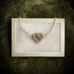 Väikse piksli südamega kaelaehe arvuti emaplaadist