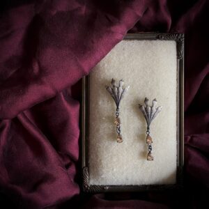 Küüniste ja šampanja tilkadega kõrvarõngad kollektsioonist 'Igaviku aarded'