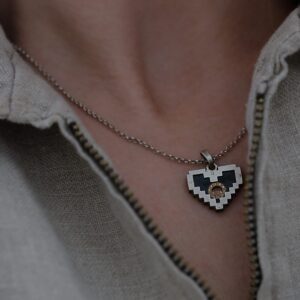 Mustast emaplaadist piksli südamega kaelaehe