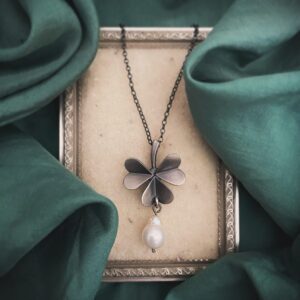 Oksüdeeritud kaelaehe ‘Ristik’ barokse pärliga