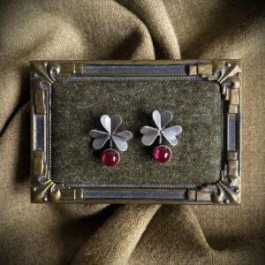 Kõrvarõngad ‘Ristik’ vaarikapunase kiviga