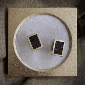 Kohvikarva emaplaadist mansetinööbid seeriast ‘Tehismaastikud’