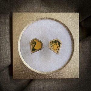 Kollasest emaplaadist mansetinööbid seeriast ‘Tehismaastikud’