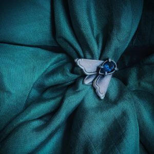 Naturaalse topaasiga sõrmus seeriast ‘Igaviku aarded’