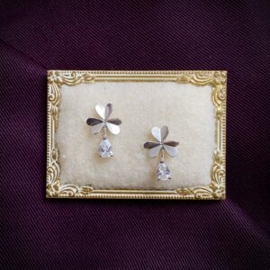 Kõrvarõngad ‘Ristik’ valge kiviga XS