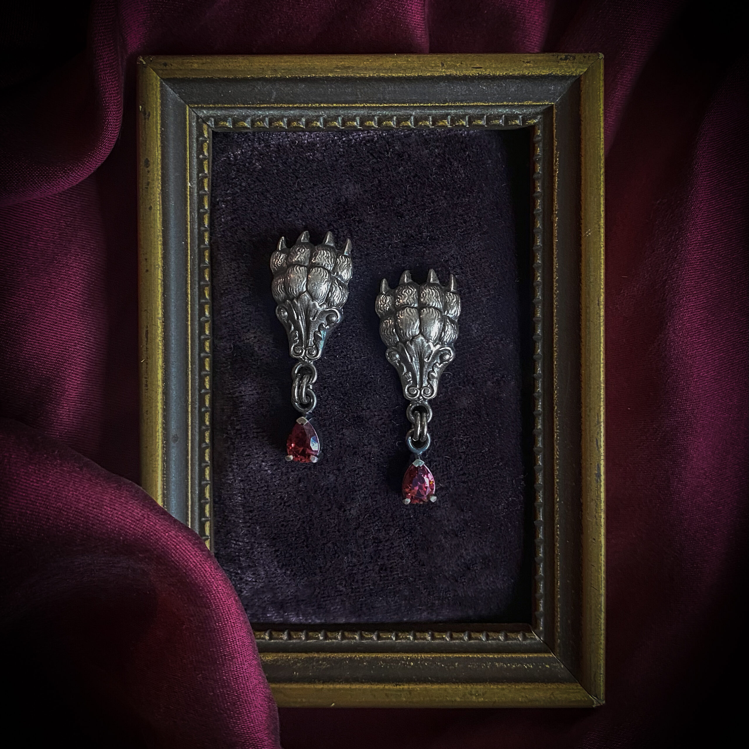 Käppade ja merlot tilkadega kõrvarõngad seeriast ‘Igaviku Sosinad’