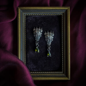 Käppade ja rohelise kiviga kõrvarõngad seeriast ‘Igaviku Sosinad’