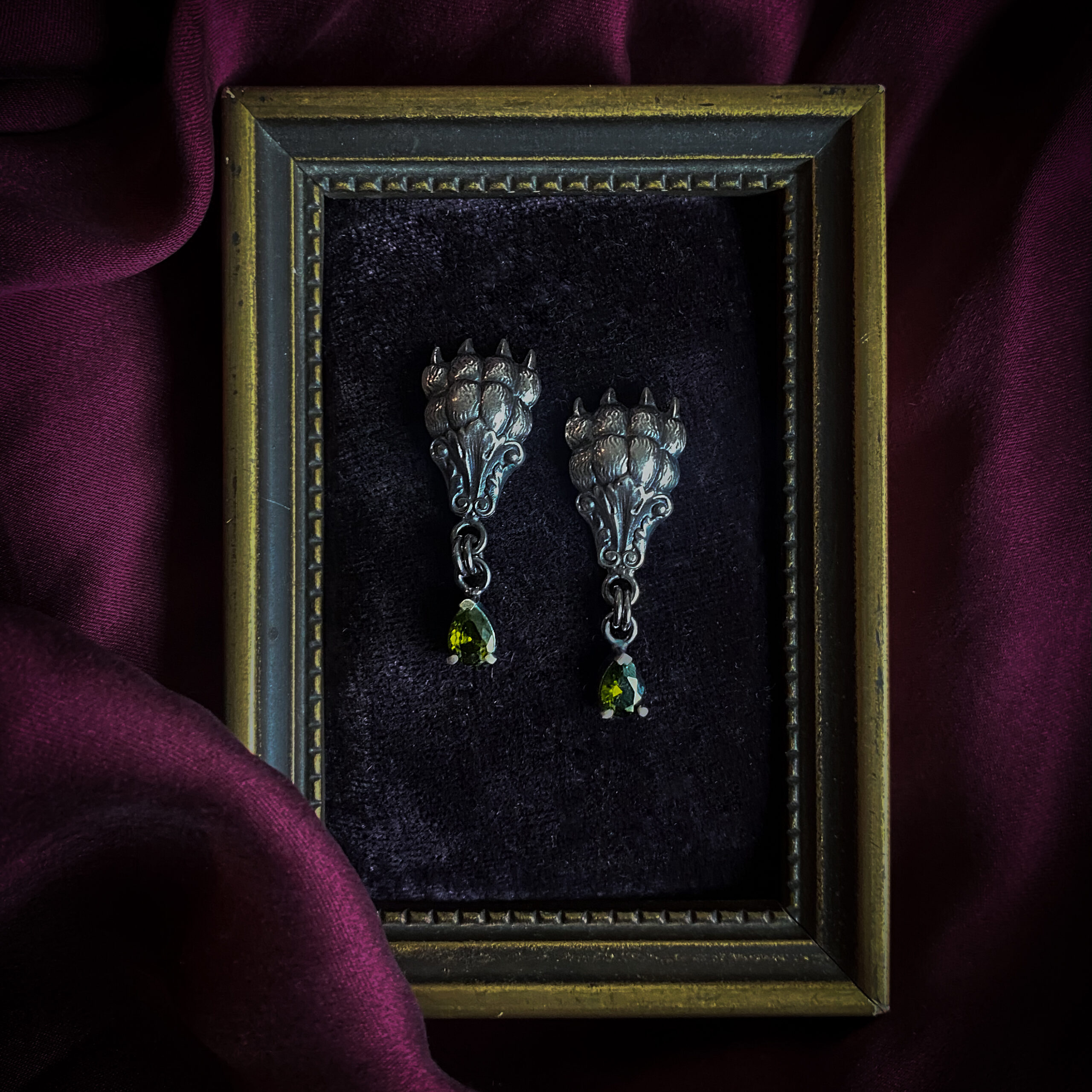 Käppade ja rohelise kiviga kõrvarõngad seeriast ‘Igaviku Sosinad’