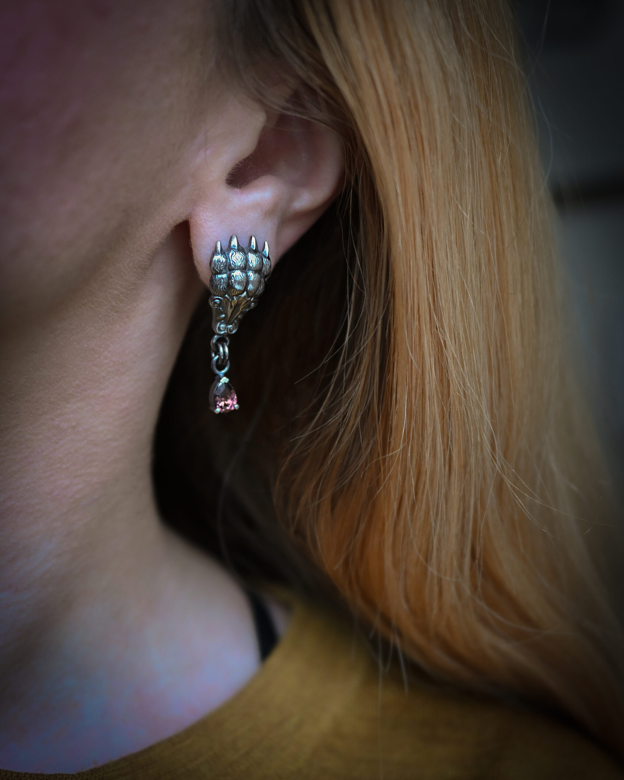 Käppade ja merlot tilkadega kõrvarõngad seeriast ‘Igaviku Sosinad’ - Image 2